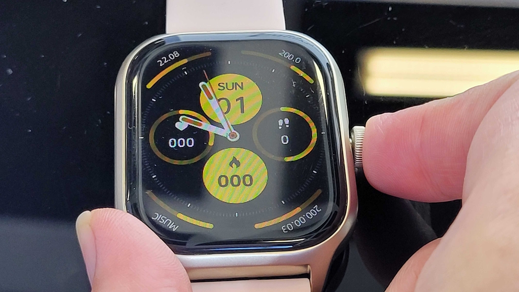 Finger am Display von einer getesteten Smartwatch für Damen.