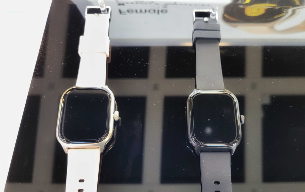 Zwei ausgeschaltete Smartwatches für Damen im Test. 