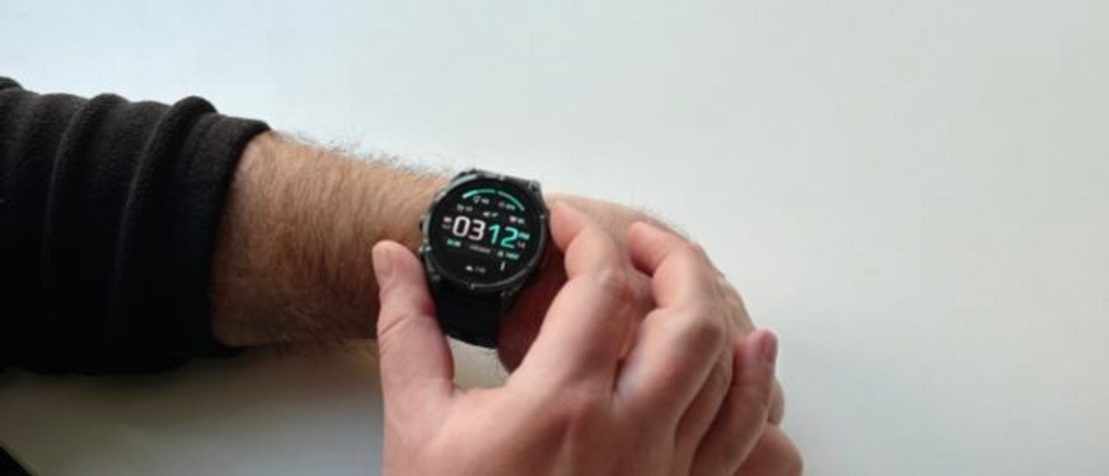 Die Person bedient die Garmin-Fenix-8-Smartwatch durch Drücken der seitlichen Tasten und zeigt die Auflösung des gewählten Zifferblatts an.