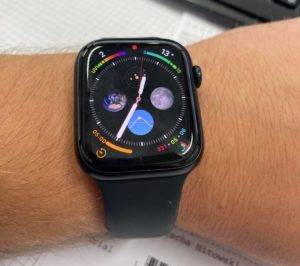 Eine Smartwatch an einem Armgelenk