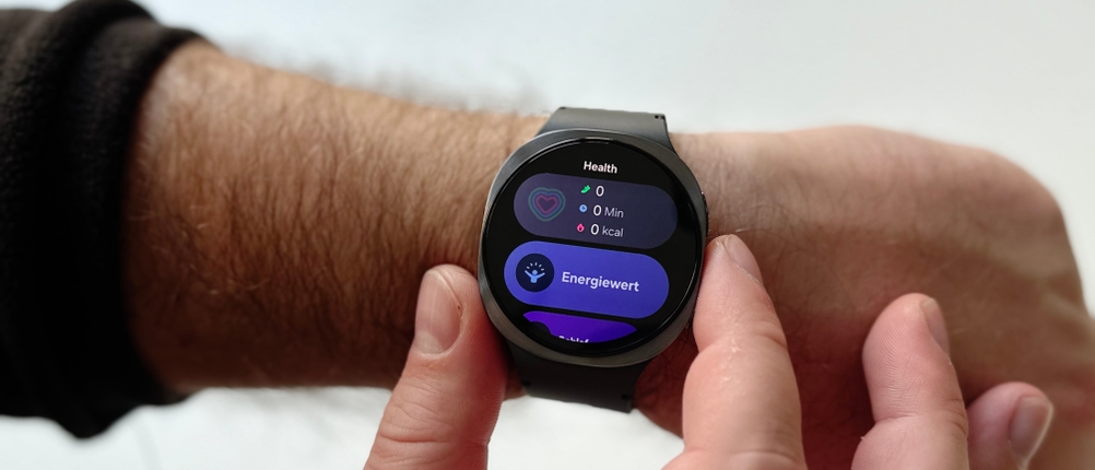 Die Person trägt die Samsung Galaxy Watch 8 und zeigt einige Funktionen und Einstellungen der Smartwatch an.