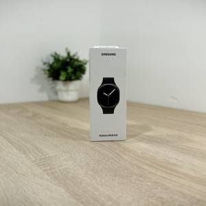 Die Schachtel mit der Samsung-Galaxy-Watch-8-Smartwatch steht auf einem Holztisch.
