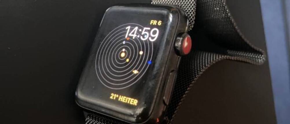 Eine schwarze Smartwatch im Test.