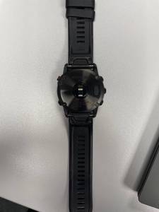 Rückseite einer getesteten schwarzen Smartwatch