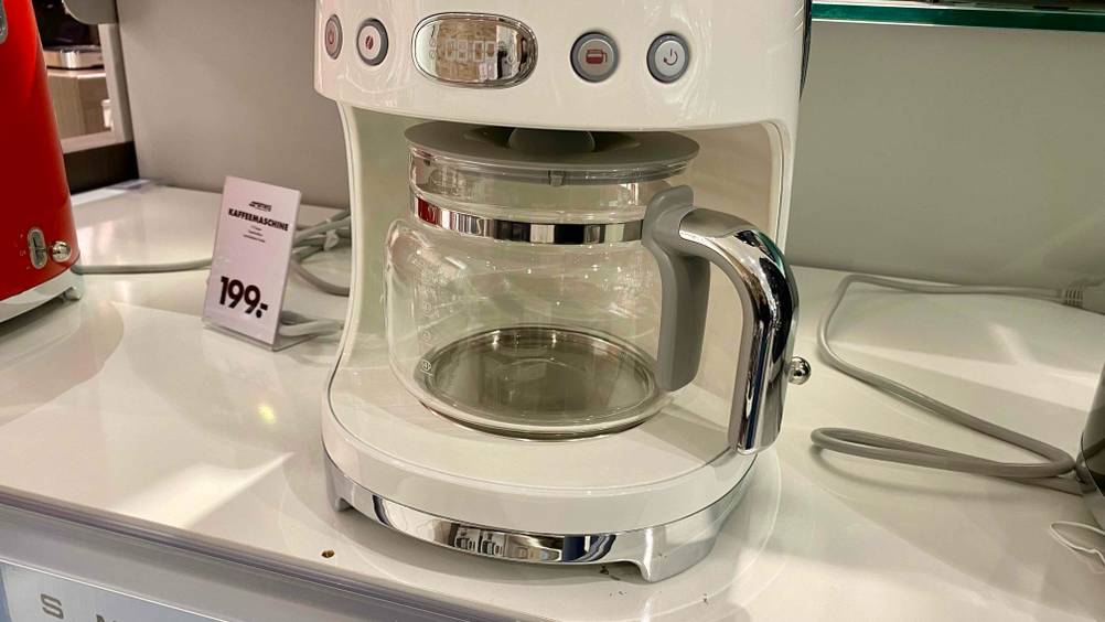 Neben der getesteten Kaffeemaschine mit Timer befindet sich ein Preisschild.