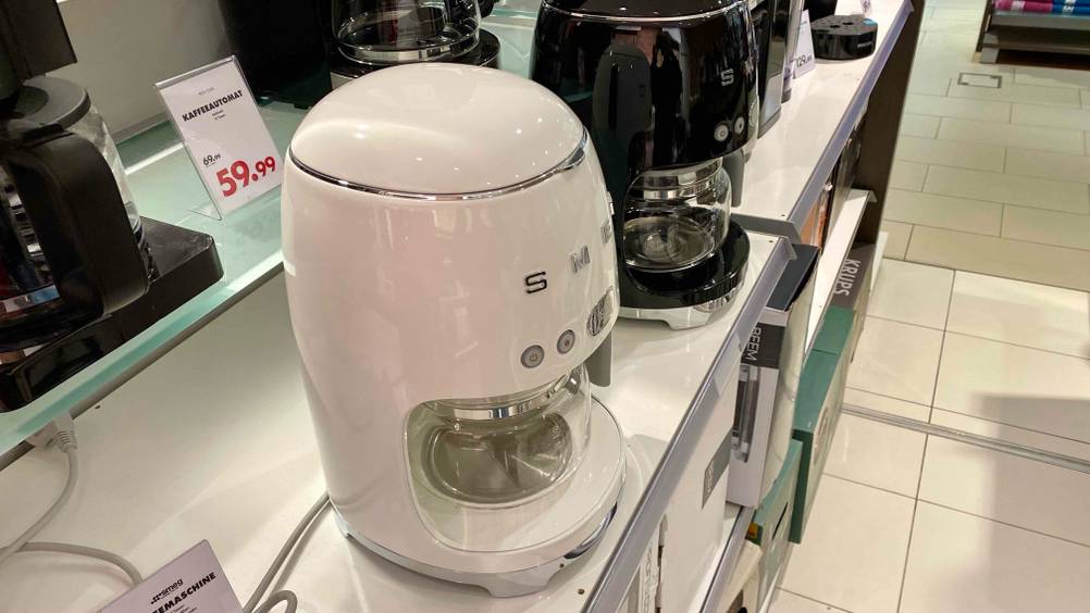 Kaffeemaschine mit Timer im Test: Neben der getesteten Maschine befinden sich weitere Produkte.
