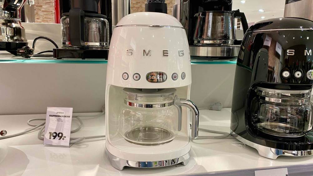 Getestete Kaffeemaschine mit Timer hat eine helle Farbe.
