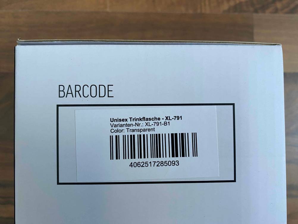 Detailansicht der Verpackung einer 1,5-Liter-Trinkflasche im Test: Barcode und Produktbeschreibung.