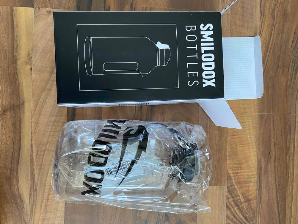 1,5-Liter-Trinkflasche-Test: Gesamtansicht eines transparenten Modells der Marke Smilodox neben seiner Originalverpackung.