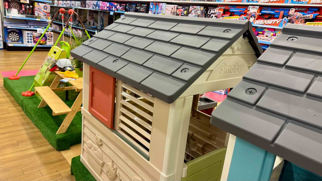 Spielhaus-Test: Ein Kunststoffhaus für Kinder ist in einem Spielwarengeschäft ausgestellt.