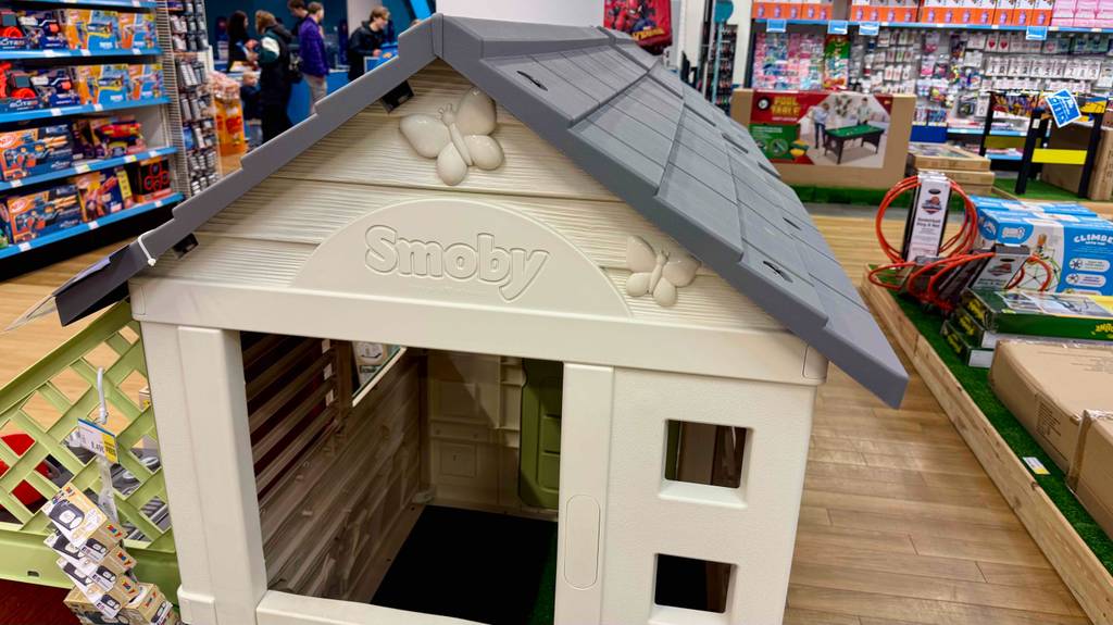 Spielhaus im Test: Ein beige-graues Kunststoffhaus für Kinder ist in einem Spielwarengeschäft ausgestellt.