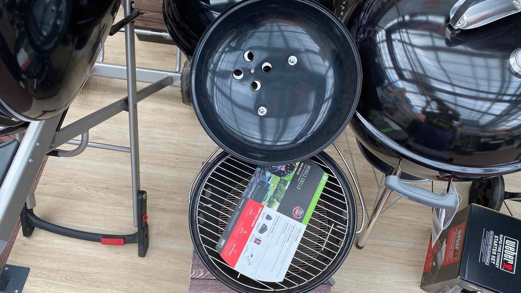 Im Test: Kugelgrill mit geöffnetem Deckel von oben betrachtet.