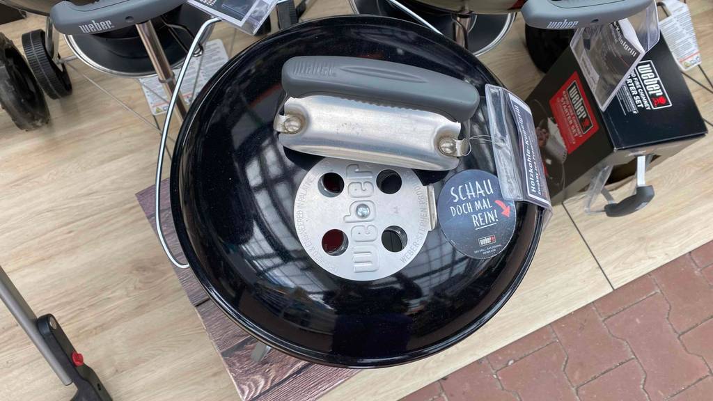 Im Test: Ein Kugelgrill von oben betrachtet.