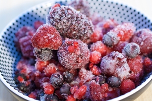 Smoothie-Maker-Test: gefrorene Beeren befinden sich in einer kleinen Schale mit Punkten. 