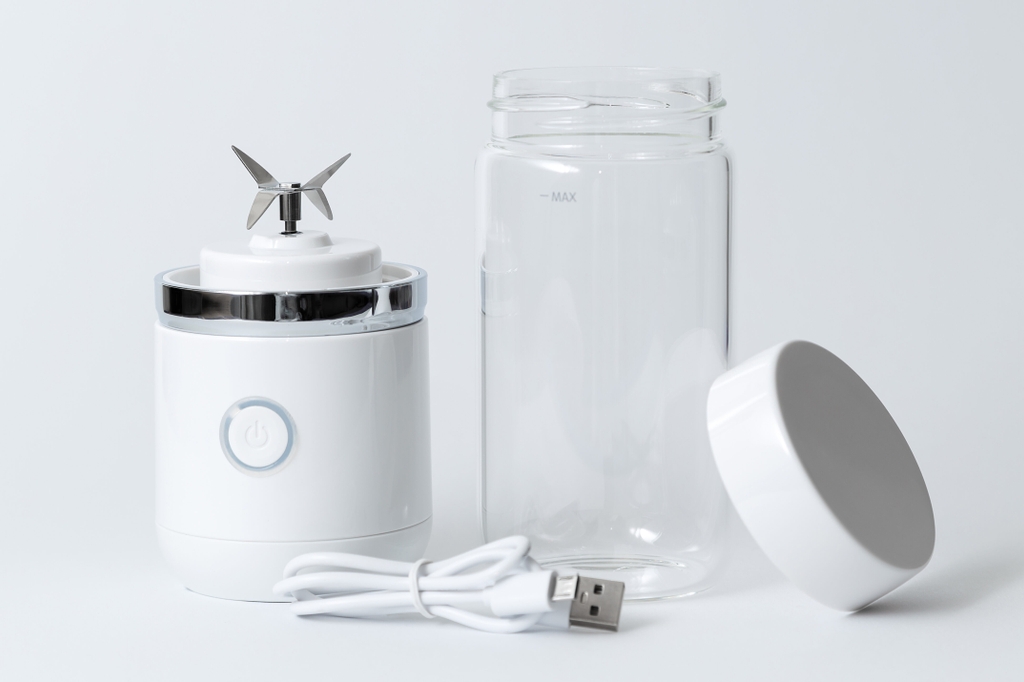 Smoothie-Maker-Test: Aufnahme der einzelnen Teile eines Mini-Smoothie-Makers. 