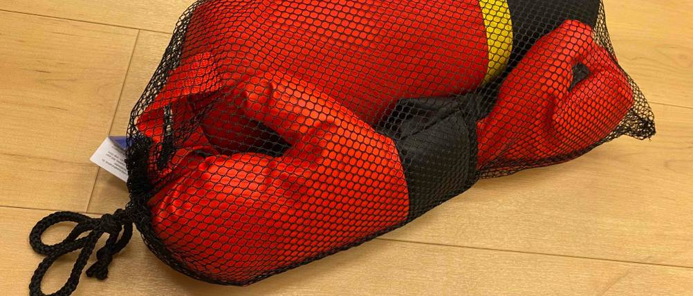 Der getestete Boxsack für Kinder liegt auf dem Boden.