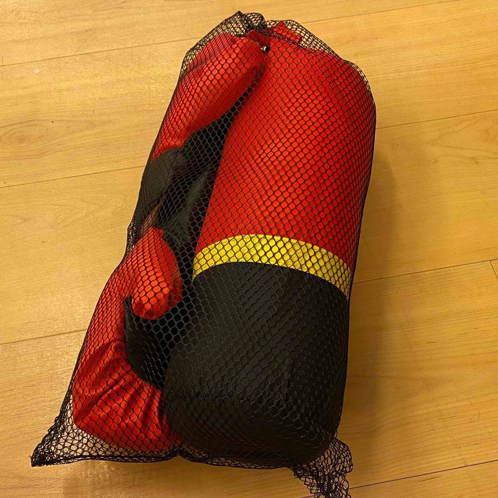 Der getestete Boxsack für Kinder befindet sich in einem Aufbewahrungsnetz.