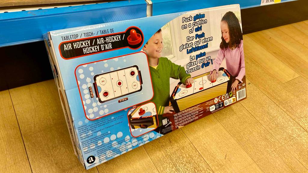 Rückseite der Originalverpackung eines Air Hockey zum testen.