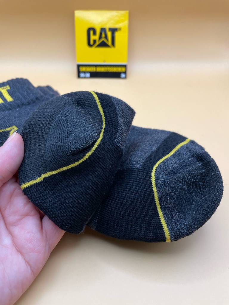 Eine Hand zeigt den Fußteil von getesteten Arbeitssocken.
