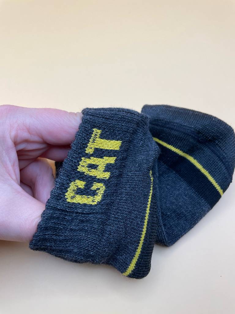 Arbeitssocken im Test: Eine Hand dehnt den Bund.
