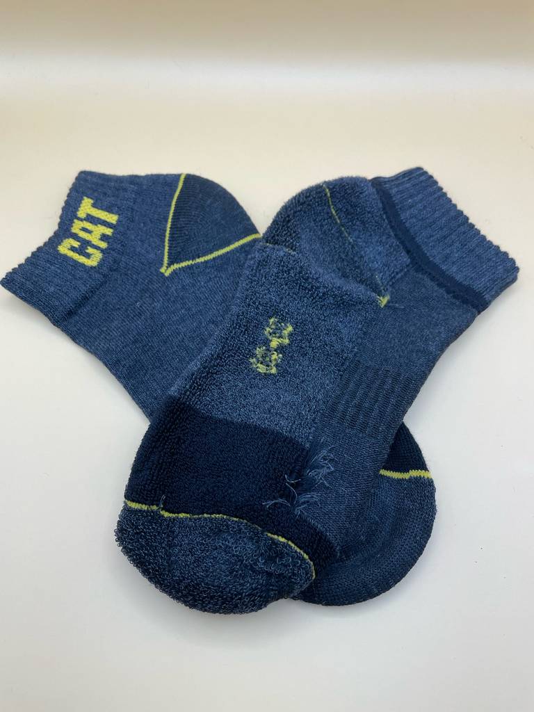Arbeitssocken im Test: Eine Socke liegt auf links gedreht über einer zweiten.
