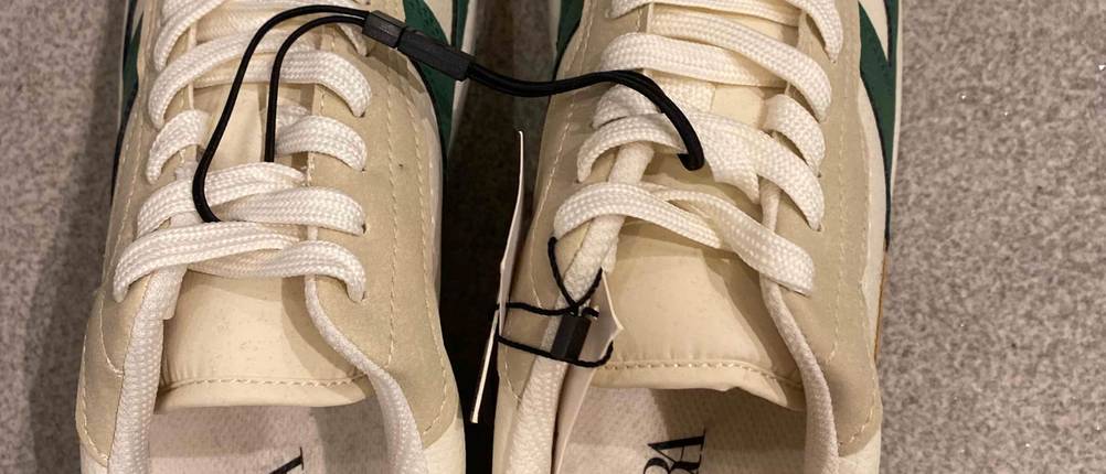 Ein Paar Sneaker für Herren im Test von oben auf einem Boden stehend.