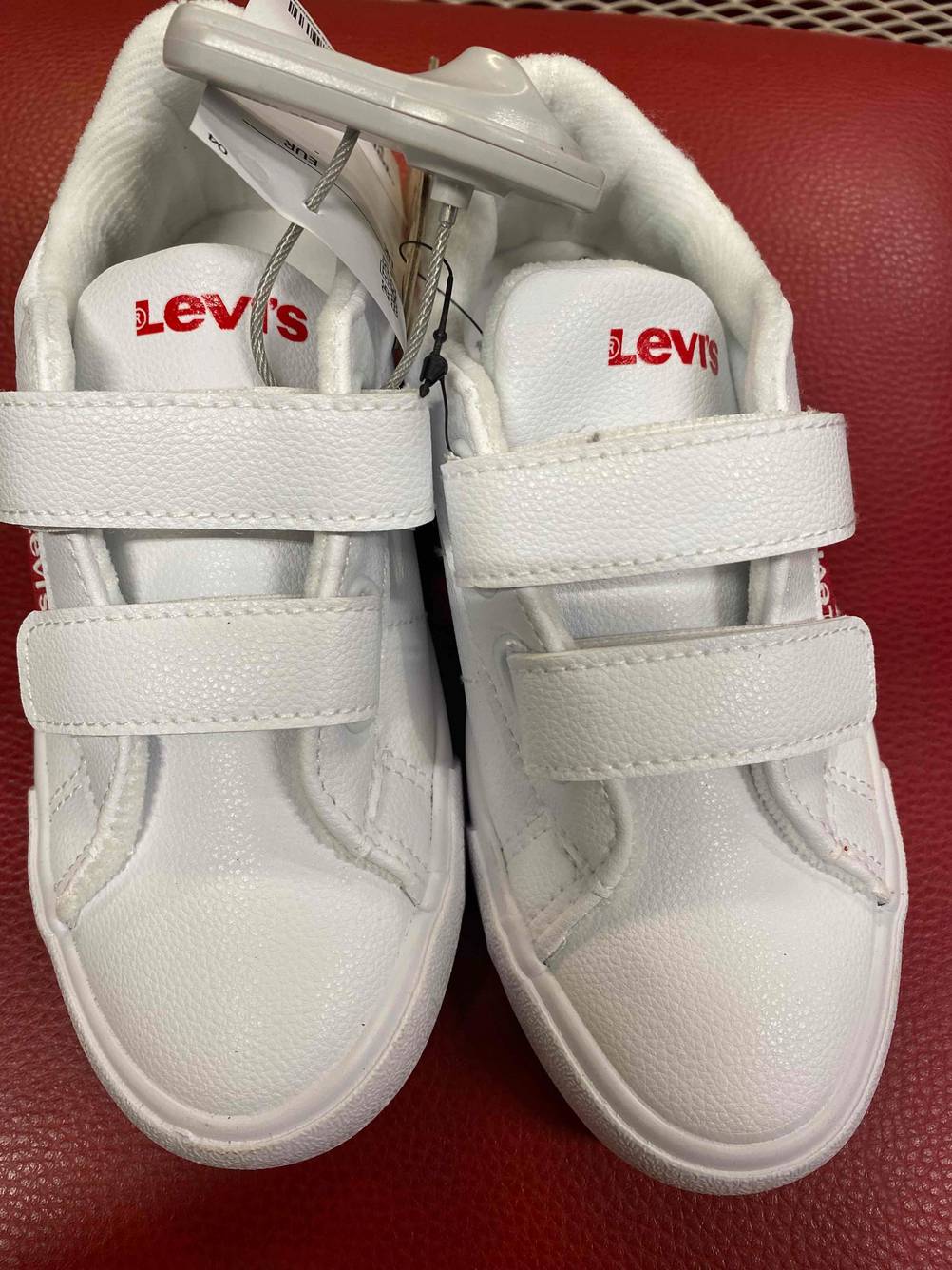 Ein Paar getestete Sneaker für Kinder in der Farbe Weiß. 