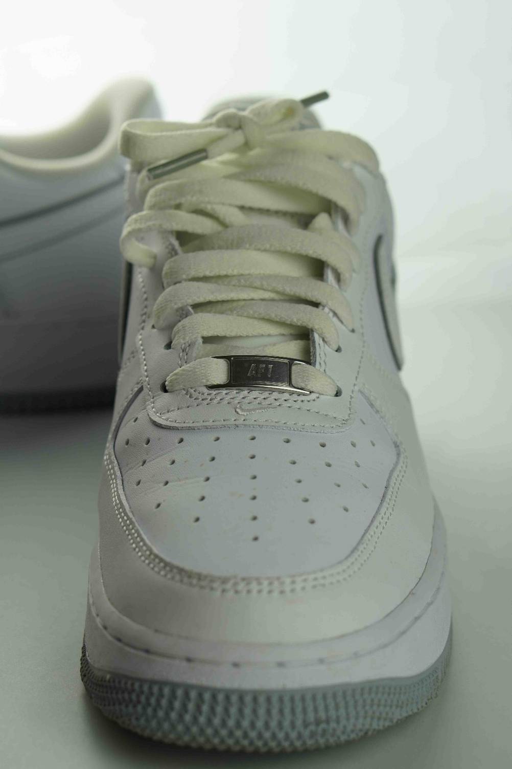 Sneaker Unisex getestet: Nahaufnahme der Schuhkappe und der Schnürung.
