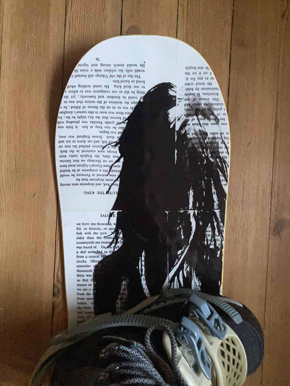 Snowboard getestet: Nahaufnahme des Aufdrucks auf der Oberseite neben der Bindung.