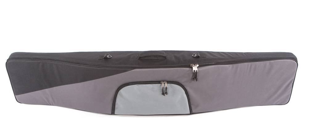 Snowboardtaschen im Test: waagerecht fotografierte Snowboardtasche in verschiedenen Grautönen vor weißem Hintergrund