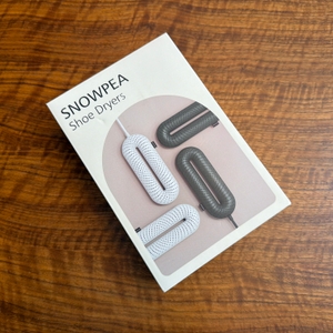 Der Karton des Snowpea-Schuhtrockners liegt auf einem Tisch