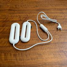 Der Snowpea-Schuhtrockner liegt auf einem Tisch