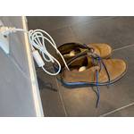 Zwei Schuhe werden mit dem Snowpea-Schuhtrockner getrocknet