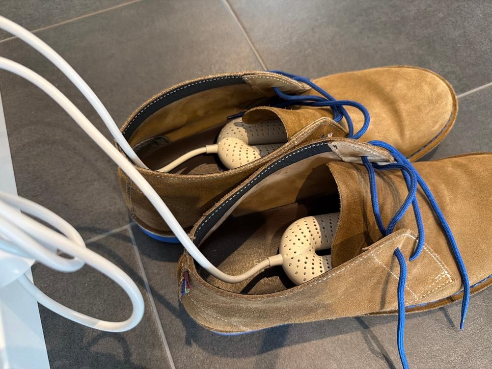 Mit dem Snowpea-Schuhtrockner werden zwei Schuhe getrocknet