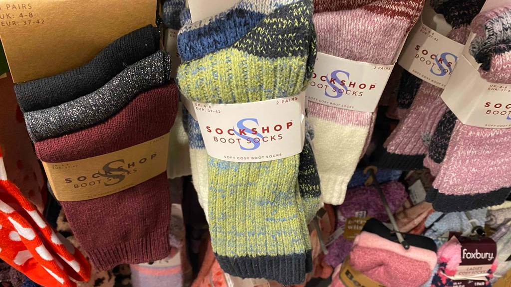 Getestete Wintersocken: mehrere neue Boot Socks von Sockshop hängen innerhalb ihrer Pappbanderolen an einem Verkaufsstand.