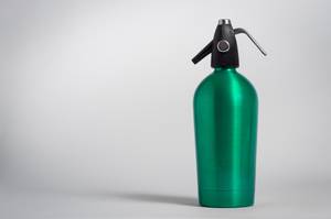 Soda-Siphon-Test: Vollaufnahme eines grünen Vintage-Soda-Siphons. 