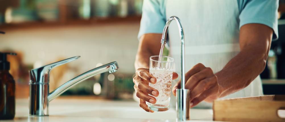 Sodaarmatur im Test: Eine Person zapft Wasser aus einem Hahn.
