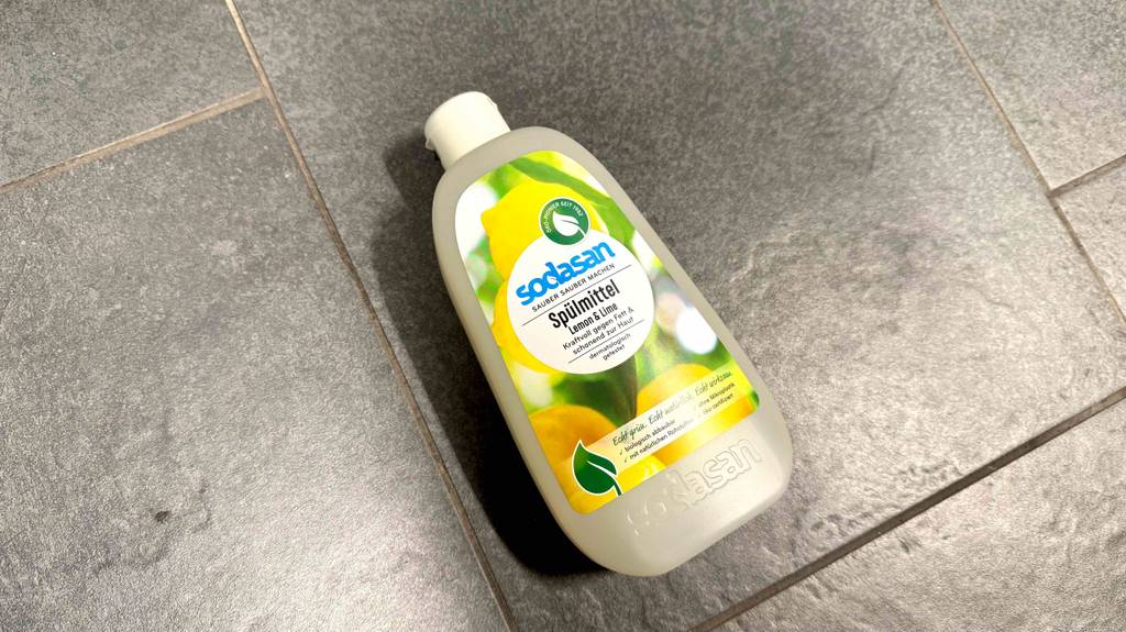 Test: Ein Öko-Geschirrspülmittel in der Kunststoffflasche liegt auf dem Boden.