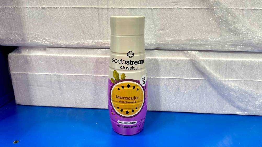 Vor Styropor steht eine Flasche des SodaStream-Sirups im Test.