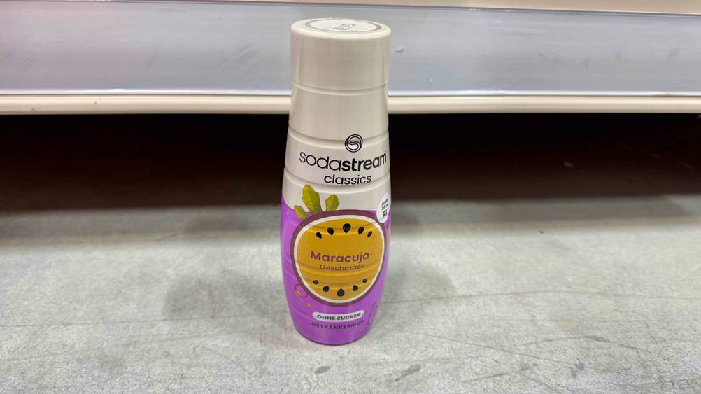 Ein getesteter SodaStream-Sirup steht vor einem Regal auf dem Boden.