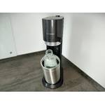 Eine Glasflasche mit Wasser steht im geöffneten SodaStream Duo Sprudler.