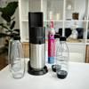 Der SodaStream Duo mit seinen zwei Flaschen – eine aus Glas, eine aus Kunststoff – sowie einem Quick-Connect-Zylinder.
