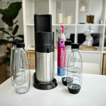 Der SodaStream Duo mit seinen zwei Flaschen – eine aus Glas, eine aus Kunststoff – sowie einem Quick-Connect-Zylinder.