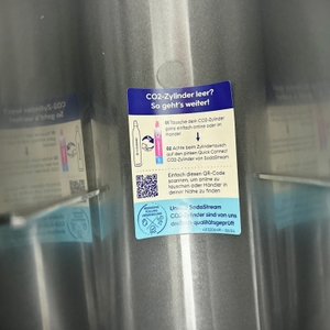 Eine Nahaufnahme der Innenseite des SodaStream Duo mit einer Anleitung zum CO₂-Zylinder-Wechsel.