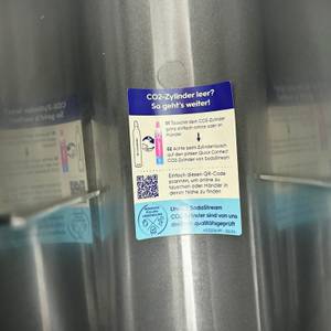 Eine Nahaufnahme der Innenseite des SodaStream Duo mit einer Anleitung zum CO₂-Zylinder-Wechsel.