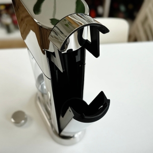 Der geöffnete SodaStream Enso Wassersprudler zeigt den freigelegten Zylinderhalter mit glänzender Edelstahloptik.