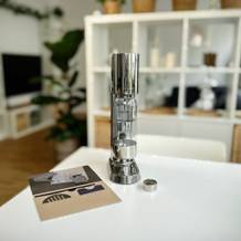 Der SodaStream Enso steht auf einem Tisch mit Zubehör wie Bedienungsanleitung und Tropfgitter.