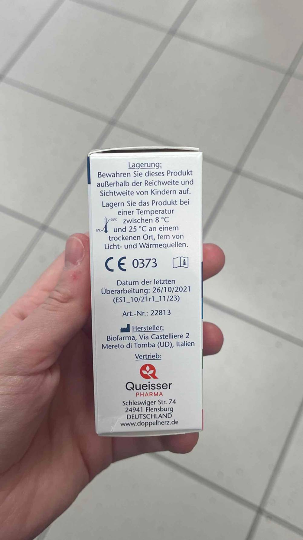 Seitenansicht der Verpackung der Sodbrennen-Tabletten im Test mit Informationen.