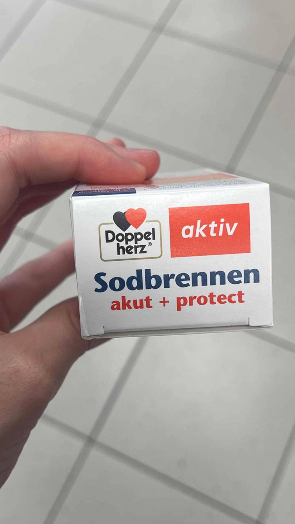 Nahaufnahme des Deckels der Verpackung der getesteten Sodbrennen-Tabletten.