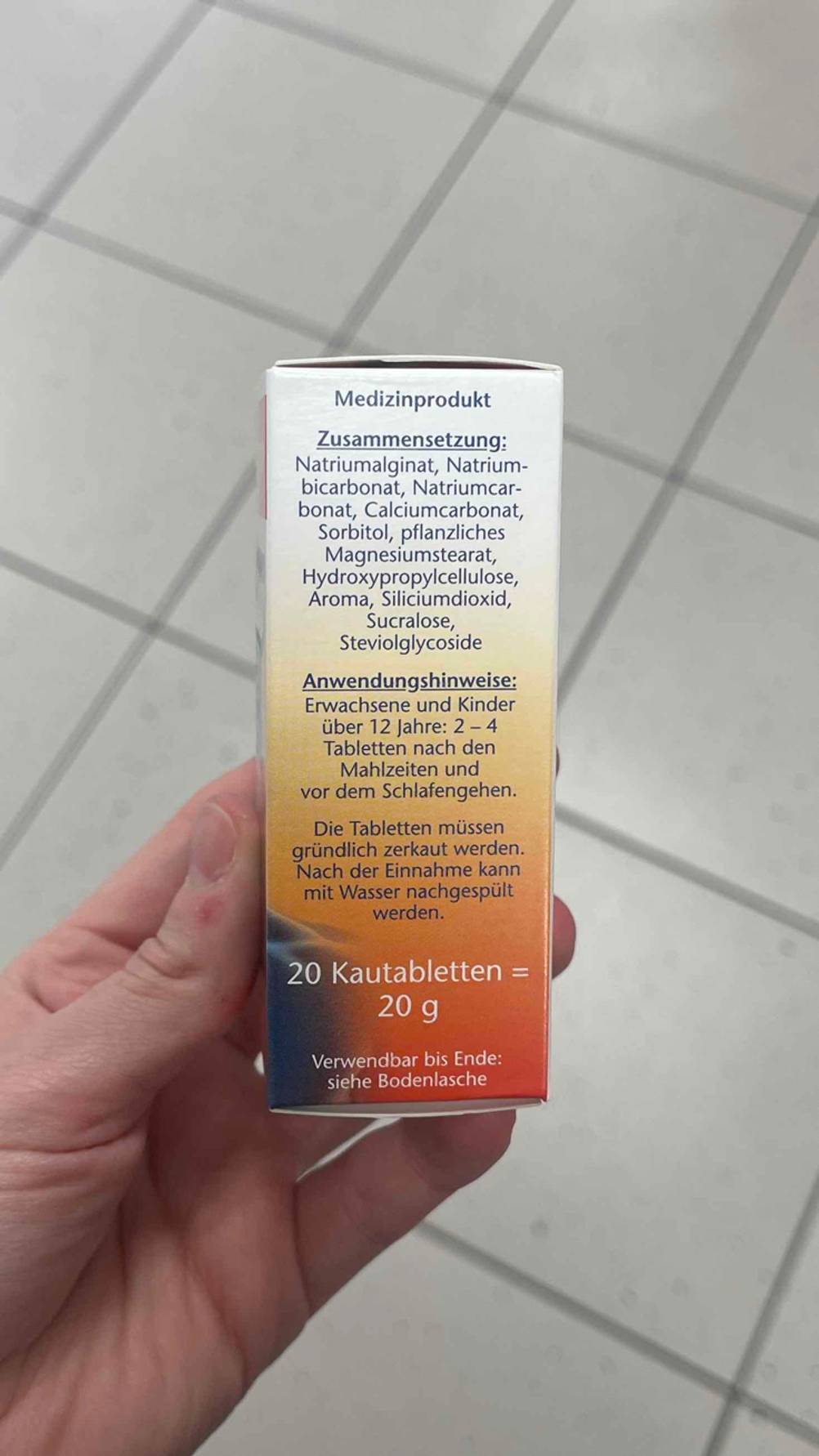 Seitenansicht der Verpackung der Sodbrennen-Tabletten im Test mit Informationen.